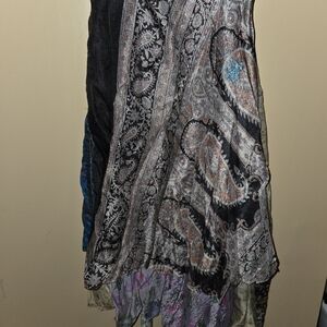 Elegant Paisley Patterned Scarf